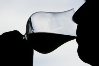"Le verre de vin rouge sain n'existe pas": la Croix-Bleue renonce désormais à recommander des quantités d'alcool (image d'illustration). KEYSTONE/AP/PIER PAOLO CITO